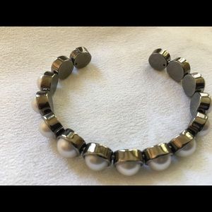 Henri Bendel White and Grey Pearl Bracelet (Small)
